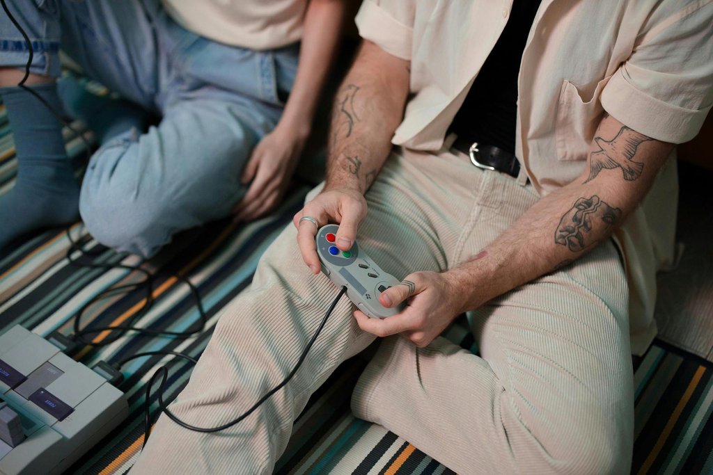 Retro Gaming — Person spielt klassisches Nintendo Spiel auf dem Sofa